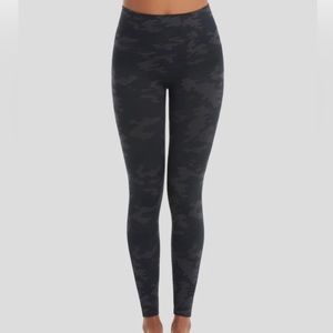 SPANX Look at Me Now Seamless Leggings in  BLACK CAMO Sz M NWT‎
